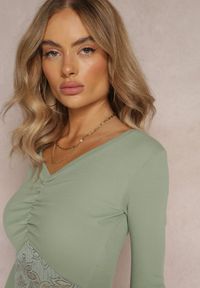 Renee - Zielona Krótka Bluzka z Koronkowym Dołem Camiah. Kolor: zielony. Materiał: koronka. Długość: krótkie. Wzór: koronka. Styl: elegancki #4