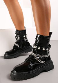 Renee - Czarne Lakierowane Botki z Łańcuchami i Perłami Wokół Cholewki Firaet. Nosek buta: okrągły. Zapięcie: zamek. Kolor: czarny. Materiał: lakier. Szerokość cholewki: normalna. Sezon: jesień, zima. Obcas: na obcasie. Wysokość obcasa: niski #5