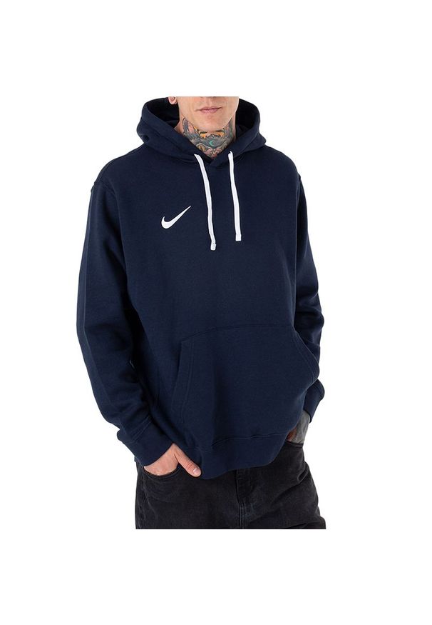 Bluza Nike M NK FLC Park20 PO Hoodie CW6894-451 - granatowa. Typ kołnierza: kaptur. Kolor: niebieski. Materiał: bawełna, poliester, materiał. Wzór: aplikacja. Styl: klasyczny