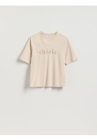 Reserved - T-shirt regular z haftem - beżowy. Kolor: beżowy. Materiał: dzianina, bawełna. Wzór: haft #1