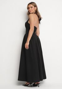 Born2be - Czarna Sukienka o Rozkloszowanym Kroju z Wiązanym Dekoltem Halter Senicea. Okazja: na spacer, na co dzień. Typ kołnierza: dekolt halter. Kolor: czarny. Typ sukienki: proste. Styl: casual #5