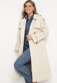 Born2be - Beżowy Dwurzędowy Płaszcz Trencz z Wiązanym Paskiem Rozcięciem i Klapą Terezi. Okazja: na co dzień. Kolor: beżowy. Materiał: jeans. Styl: casual, elegancki, klasyczny #4