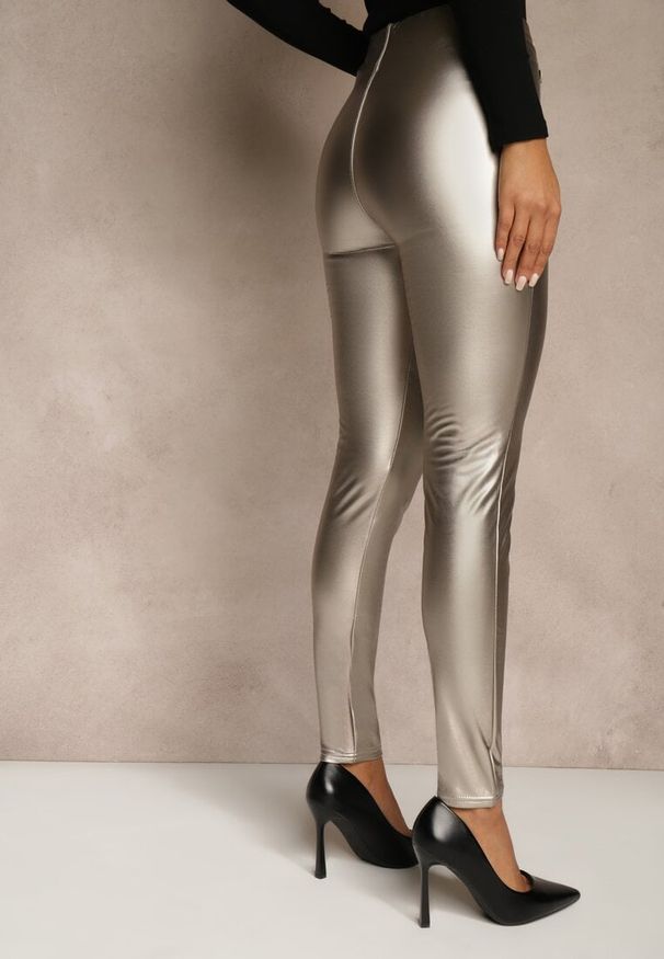 Renee - Szampańskie Legginsy High Waist z Imitacji Skóry z Gumką w Pasie Ozdobione Guzikami Sinairis. Okazja: na spotkanie biznesowe. Stan: podwyższony. Kolor: złoty. Materiał: skóra. Wzór: aplikacja. Styl: biznesowy, klasyczny, rockowy