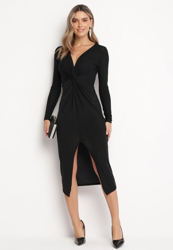 Born2be - Czarna Dopasowana Sukienka Midi z Rozcięciem i Marszczeniem Brindara. Kolor: czarny. Długość rękawa: długi rękaw. Styl: elegancki. Długość: midi