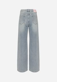 Born2be - Niebieskie Jeansy z Bawełną o Szerokim Kroju z Cyrkoniami Eladrela. Okazja: na co dzień. Stan: podwyższony. Kolor: niebieski. Styl: elegancki, casual