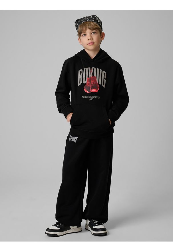 4f - 4F Spodnie dresowe joggery chłopięce - czarne 122/128 (6-8 lat). Okazja: na co dzień, na uczelnię. Kolor: czarny. Materiał: dresówka. Sezon: lato. Styl: casual, sportowy