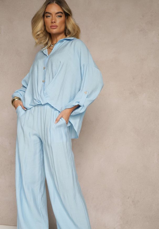 Renee - Jasnoniebieski Komplet z Wiskozy w Stylu Oversize Szerokie Spodnie i Luźna Koszula na Guziki Natinne. Kolor: niebieski. Materiał: wiskoza