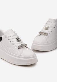 Renee - Białe Sneakersy Ozdobione Biżuteryjnymi Zawieszkami Relinima. Kolor: biały. Wzór: aplikacja #5