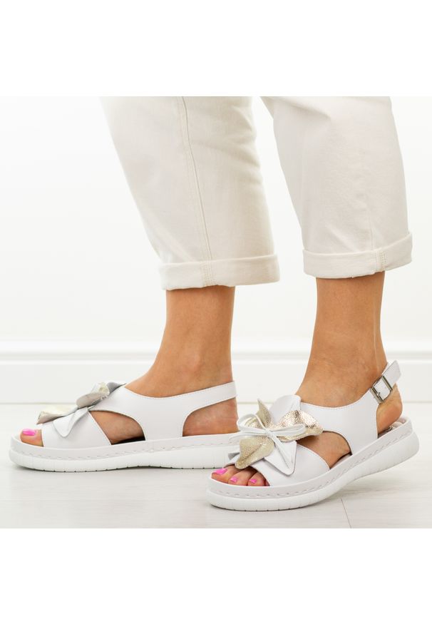 Białe skórzane sandały damskie Jezzi 18-33. Okazja: na co dzień. Kolor: biały. Materiał: skóra. Wzór: kwiaty, aplikacja. Sezon: wiosna, lato. Styl: casual, klasyczny, elegancki