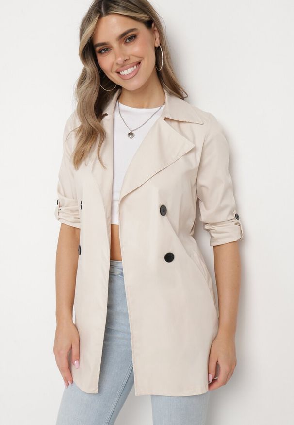 Born2be - Beżowy Płaszcz Dwurzędowy z Kieszeniami i Materiałowym Paskiem Piemona. Okazja: na co dzień, na spotkanie biznesowe. Kolor: beżowy. Materiał: materiał. Długość: do kolan. Styl: biznesowy, casual, elegancki
