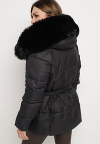 Born2be - Czarna Pikowana Kurtka z Kapturem i Odpinanym Futrem z Paskiem w Tali Siamirae. Okazja: na co dzień. Typ kołnierza: kaptur. Kolor: czarny. Materiał: futro. Styl: casual, elegancki #2