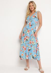 Born2be - Niebieska Sukienka w Kwiaty z Gumką w Pasie i Kopertowym Dekoltem Ściągana na Ramionach Saseria. Kolor: niebieski. Materiał: tkanina. Wzór: kwiaty. Sezon: lato. Typ sukienki: kopertowe #2