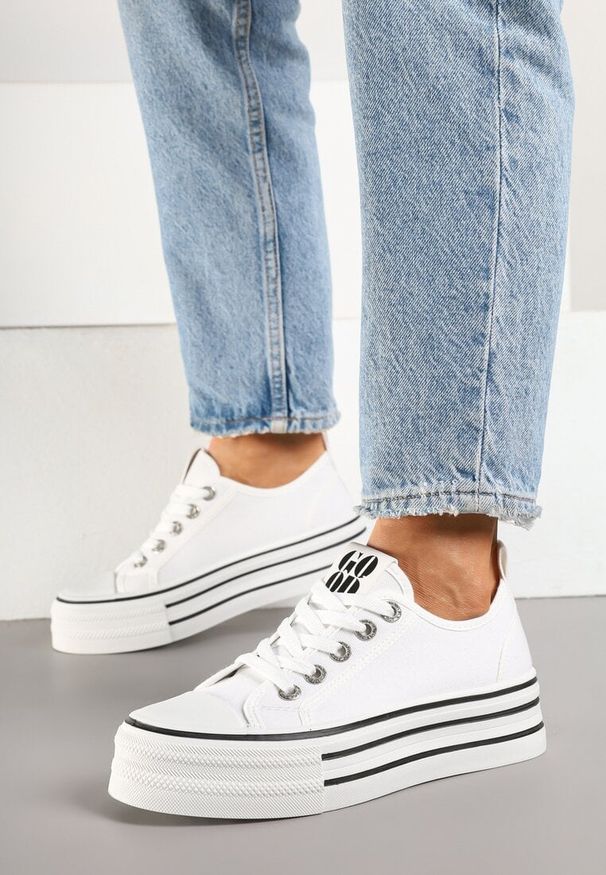 Born2be - Białe Trampki na Grubej Podeszwie z Cyrkoniami Asgerda. Okazja: na co dzień. Nosek buta: okrągły. Kolor: biały. Materiał: jeans. Wzór: aplikacja. Sezon: lato. Styl: casual