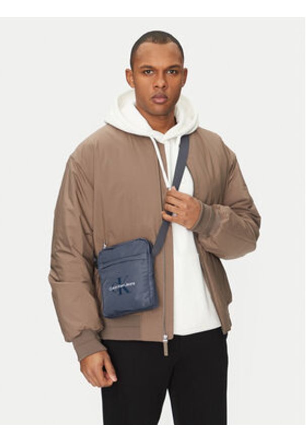 Calvin Klein Jeans Saszetka Sport Essentials Reporter 18 LV04G3000G Granatowy. Kolor: niebieski. Materiał: materiał