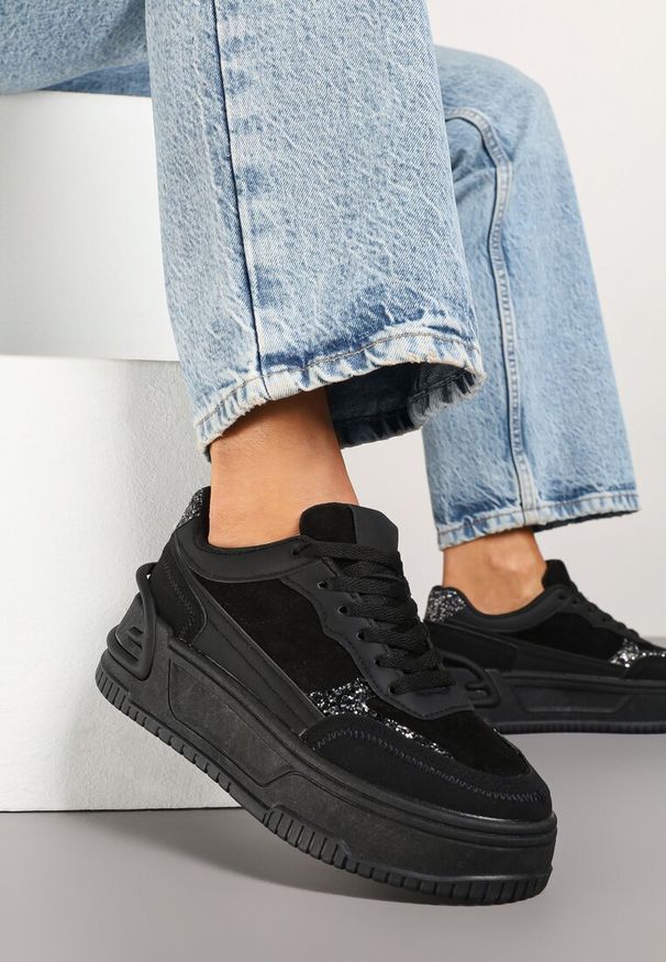 Renee - Czarne Sneakersy na Tłoczonej Platformie Ozdobione Wzorem w Panterkę Deoranae. Okazja: na co dzień. Kolor: czarny. Materiał: jeans. Wzór: aplikacja, motyw zwierzęcy. Sezon: jesień, wiosna. Obcas: na platformie