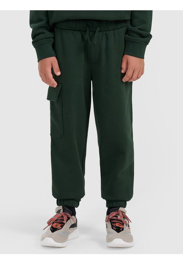 4f - 4F Spodnie dresowe joggery chłopięce - zielone 128 (7-8 lat). Okazja: na co dzień. Kolor: zielony. Materiał: dresówka. Sezon: lato. Styl: casual, klasyczny