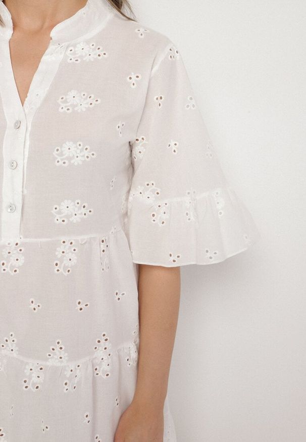 Born2be - Biała Bawełniana Sukienka z Haftowanej Tkaniny o Koszulowym Kroju z Falbanami Filidwena. Okazja: na co dzień. Typ kołnierza: kołnierzyk klasyczny. Kolor: biały. Materiał: bawełna, tkanina. Wzór: haft. Typ sukienki: koszulowe. Styl: boho, elegancki, klasyczny, casual