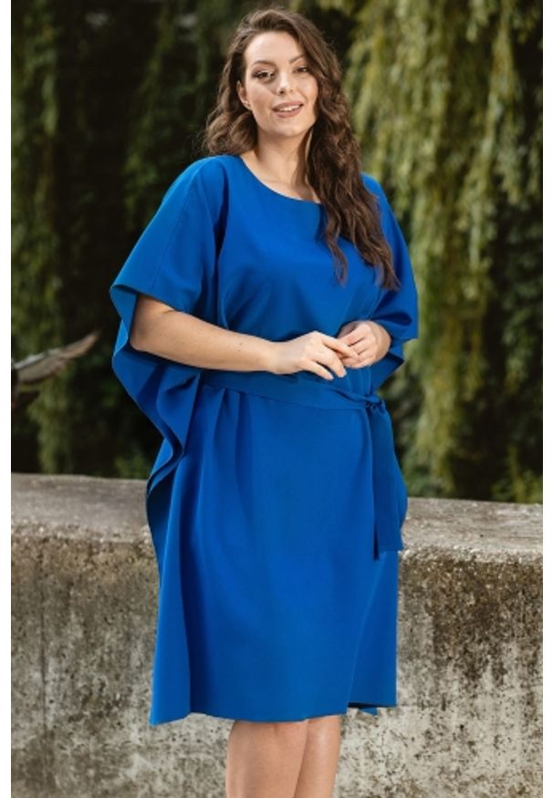 KARKO - Sukienka na komunie wiązana oversize ROLANDA chabrowa PROMOCJA. Okazja: na komunię. Kolekcja: plus size. Kolor: niebieski. Materiał: tkanina, poliester, elastan, materiał, skóra. Sezon: wiosna, lato. Typ sukienki: oversize. Styl: casual, elegancki, biznesowy. Długość: midi