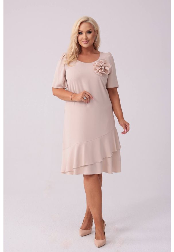 Moda Size Plus Iwanek - Elegancka beżowa sukienka Evelyn na wesele PLUS SIZE XXL. Okazja: na wesele, na ślub cywilny. Typ kołnierza: kołnierz z falbankami. Kolekcja: plus size. Kolor: beżowy. Wzór: gładki, aplikacja, kwiaty. Typ sukienki: dla puszystych. Materiał: tkanina, elastan, poliester. Styl: elegancki. Długość: midi