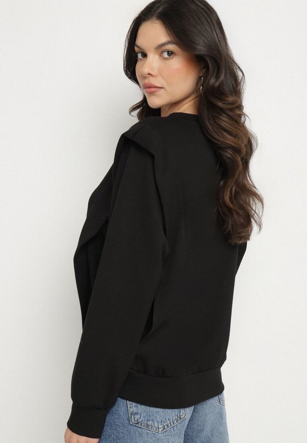Born2be - Czarna Bluza z Wiskozą z Podkreśloną Linią Ramion Alithra. Okazja: na co dzień. Kolor: czarny. Materiał: wiskoza. Wzór: aplikacja. Styl: klasyczny, casual, elegancki