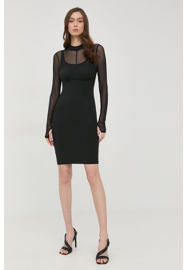 Guess sukienka kolor czarny mini dopasowana. Kolor: czarny. Materiał: tkanina. Typ sukienki: dopasowane. Długość: mini