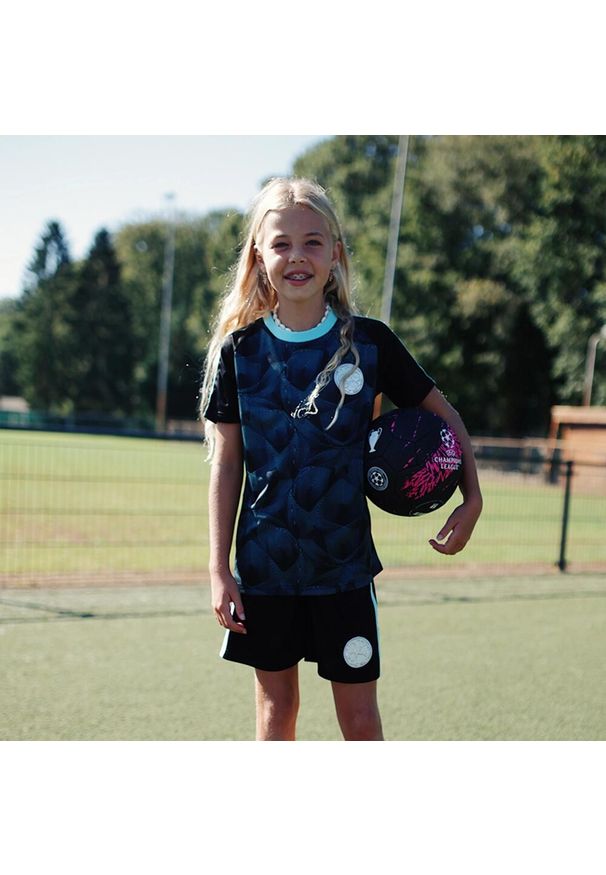 CHAMPIONS LEAGUE - Koszulka piłkarska dla dzieci Champions League. Kolor: czarny. Sport: piłka nożna