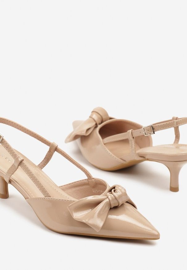 Renee - Ciemnobeżowe Sandały Lakierowane Vices na Kaczuszce Typu Slingback z Kokardą Kovenna. Okazja: na co dzień. Zapięcie: sprzączka. Kolor: beżowy. Materiał: lakier. Obcas: na szpilce. Styl: elegancki, klasyczny, casual. Wysokość obcasa: średni