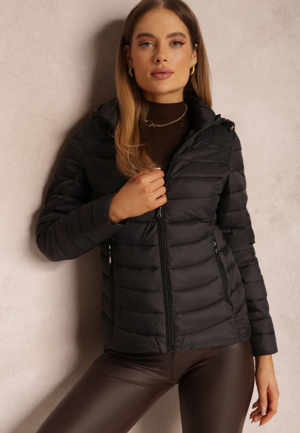 Renee - Czarna Kurtka Nylonowa Pikowana z Kapturem Nomie. Typ kołnierza: kaptur. Kolor: czarny. Materiał: nylon. Styl: sportowy
