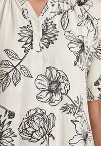 Born2be - Czarno-Biała Sukienka z Wiskozy o Pudełkowym Kroju w Kwiatowy Print Reninca. Okazja: na co dzień. Kolekcja: plus size. Kolor: czarny. Materiał: wiskoza. Wzór: nadruk, kwiaty. Sezon: lato. Typ sukienki: proste, dla puszystych. Styl: casual #4