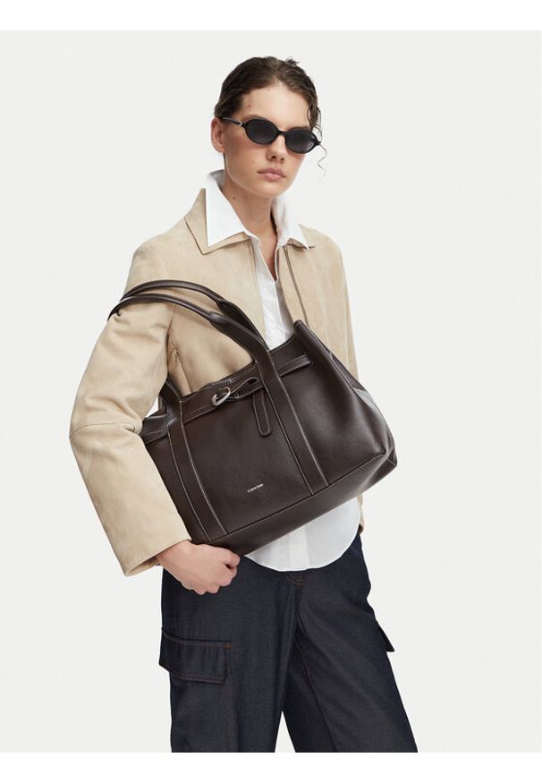 Calvin Klein Torebka Buckle Medium Work Tote LV04F3549G Brązowy. Kolor: brązowy. Materiał: skórzane