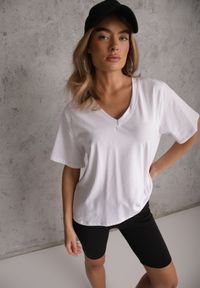 Renee - Biały T-shirt Bawełniany z Dekoltem w V Adozixie. Okazja: na co dzień. Kolor: biały. Materiał: bawełna. Styl: street, casual #8