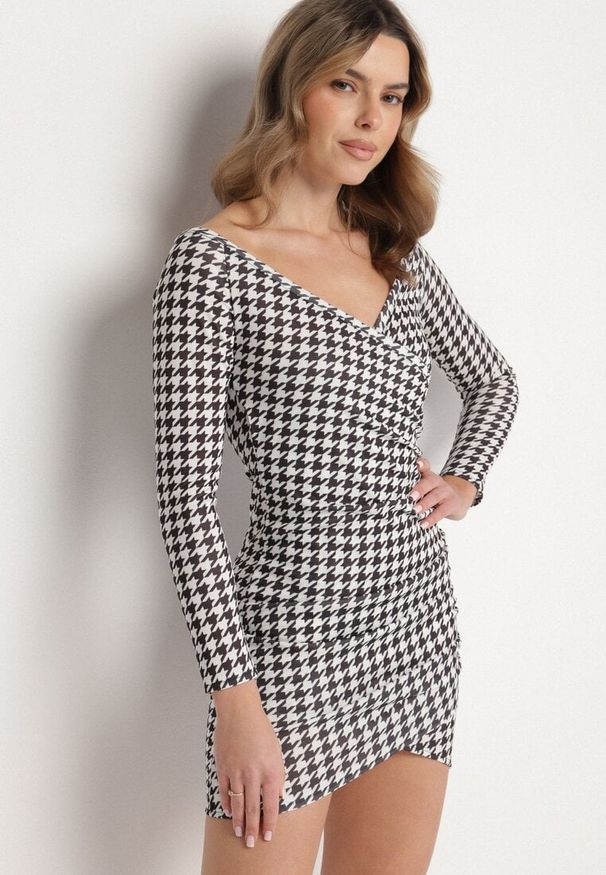 Born2be - Czarna Dopasowana Sukienka z Kopertowym Dekoltem w Pepitkę Novialina. Okazja: na co dzień. Typ kołnierza: dekolt kopertowy. Kolor: czarny. Typ sukienki: kopertowe. Styl: casual, sportowy