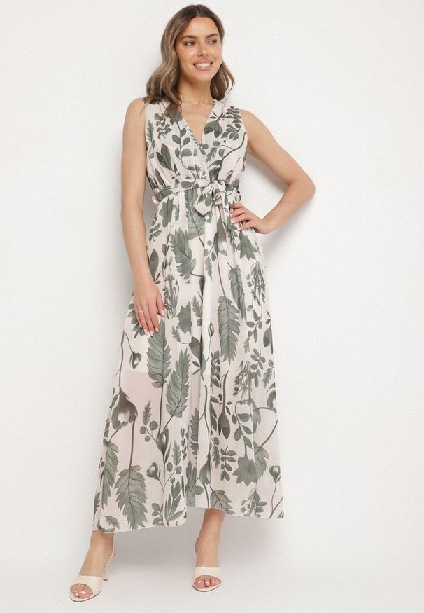 Born2be - Zielona Kopertowa Sukienka z Wiskozą z Wiązanym Paskiem Nativire. Okazja: na co dzień. Typ kołnierza: dekolt w serek. Kolor: zielony. Materiał: wiskoza. Typ sukienki: kopertowe. Styl: klasyczny, casual, elegancki