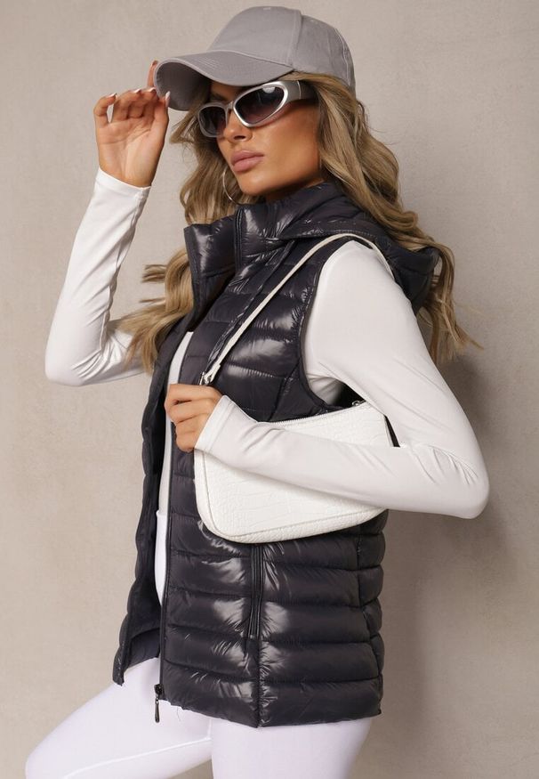 Renee - Ciemnoszara Kamizelka Ozdobiona Pikowaniem i Kapturem Mivandra. Okazja: na co dzień. Typ kołnierza: kaptur. Kolor: szary. Materiał: jeans. Wzór: aplikacja. Styl: sportowy, casual, elegancki