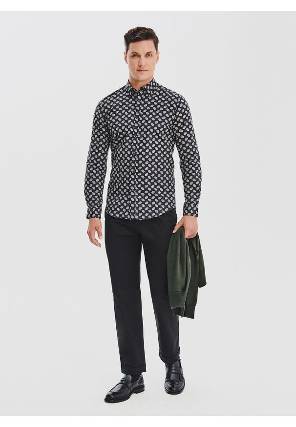 Pako Lorente - PAKO LORENTE – Czarna koszula w kwiaty. Kolor: czarny, niebieski. Materiał: elastan, bawełna. Długość rękawa: długi rękaw. Długość: długie. Wzór: kwiaty