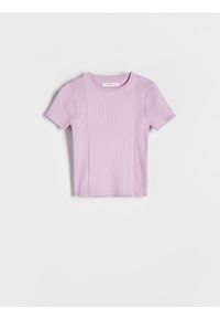 Reserved - T-shirt w prążek - lawendowy. Kolor: fioletowy. Materiał: dzianina, wiskoza. Wzór: prążki