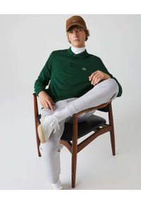 Lacoste - LACOSTE - Zielona koszulka polo z długim rękawem Regular Fit. Typ kołnierza: polo. Kolor: zielony. Materiał: bawełna. Długość rękawa: długi rękaw. Długość: długie. Styl: klasyczny #5