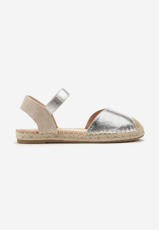 Renee - Srebrne Espadryle z Odkrytą Piętą Ozdobione Plecionką Nrtemisia. Okazja: na co dzień, na imprezę. Kolor: srebrny. Materiał: len, jeans. Wzór: aplikacja. Sezon: lato, wiosna. Styl: wakacyjny, elegancki, casual