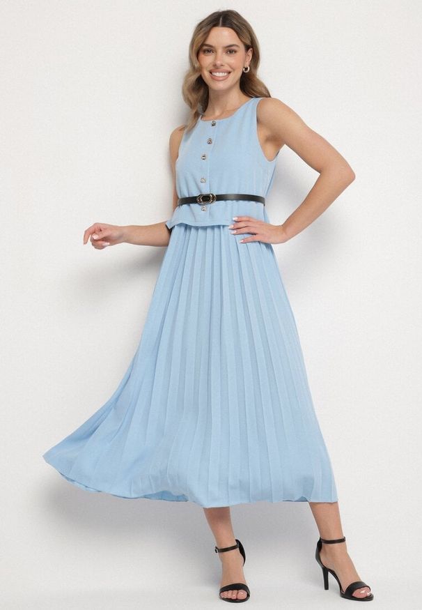Born2be - Niebieska Sukienka Bez Rękawów z Plisami i Paskiem z Klamrą Iffale. Okazja: na spacer, na co dzień. Kolor: niebieski. Długość rękawa: bez rękawów. Styl: casual, klasyczny