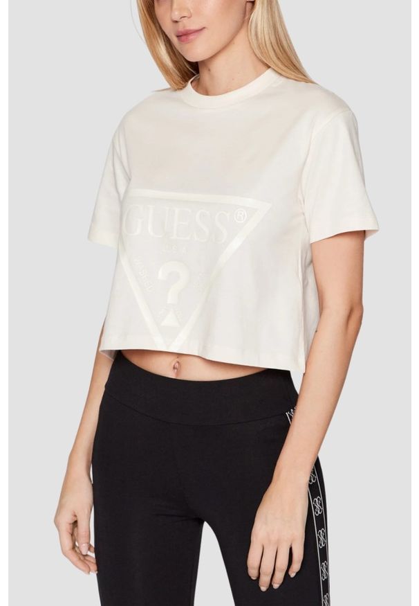 Guess - GUESS Kremowy bawełniany t-shirt damski Adele Crop, Rozmiar S. Okazja: na co dzień. Kolor: beżowy. Materiał: bawełna. Długość: krótkie. Styl: casual