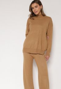 Born2be - Beżowy Dzianinowy Komplet z Bawełną i Wełną Szerokie Spodnie i Sweter Golf Valefessa. Kolor: beżowy. Materiał: dzianina, wełna, bawełna. Wzór: aplikacja. Sport: golf #6