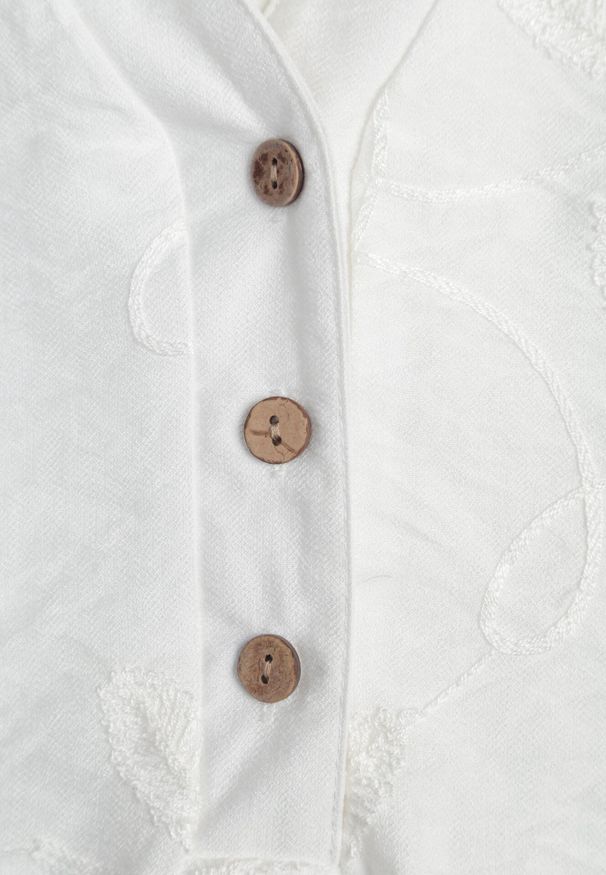 Born2be - Biała Koszula z Wiskozy z Haftowanymi Kwiatami Sylimeine. Okazja: do pracy, na co dzień, na spotkanie biznesowe. Kolor: biały. Materiał: wiskoza. Wzór: haft, kwiaty. Styl: elegancki, biznesowy, klasyczny, casual