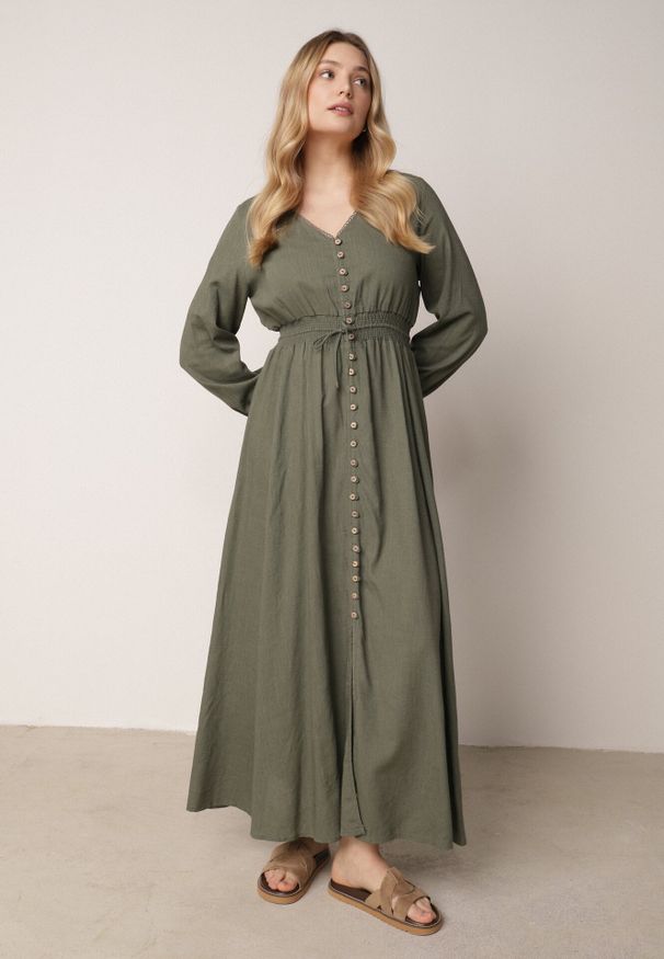 Born2be - Zielona Rozkloszowana Sukienka z Lnem i Wiskozą Zdobiona Guzikami Maitiella. Okazja: na co dzień. Typ kołnierza: dekolt w kształcie V. Kolor: zielony. Materiał: wiskoza, len. Długość rękawa: długi rękaw. Wzór: aplikacja. Sezon: wiosna, lato. Styl: casual, elegancki