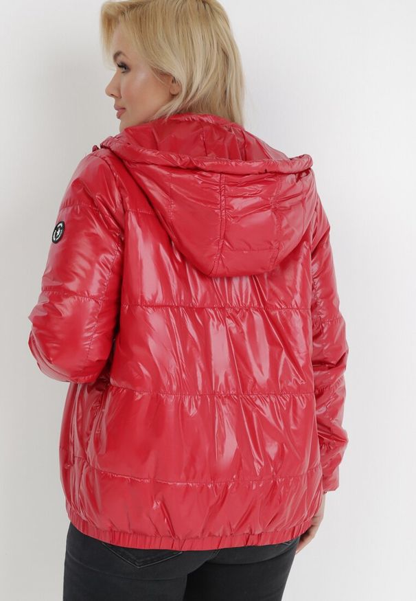 Born2be - Czerwona Kurtka Cythathe. Kolekcja: plus size. Kolor: czerwony. Materiał: guma, tkanina. Wzór: aplikacja. Styl: elegancki