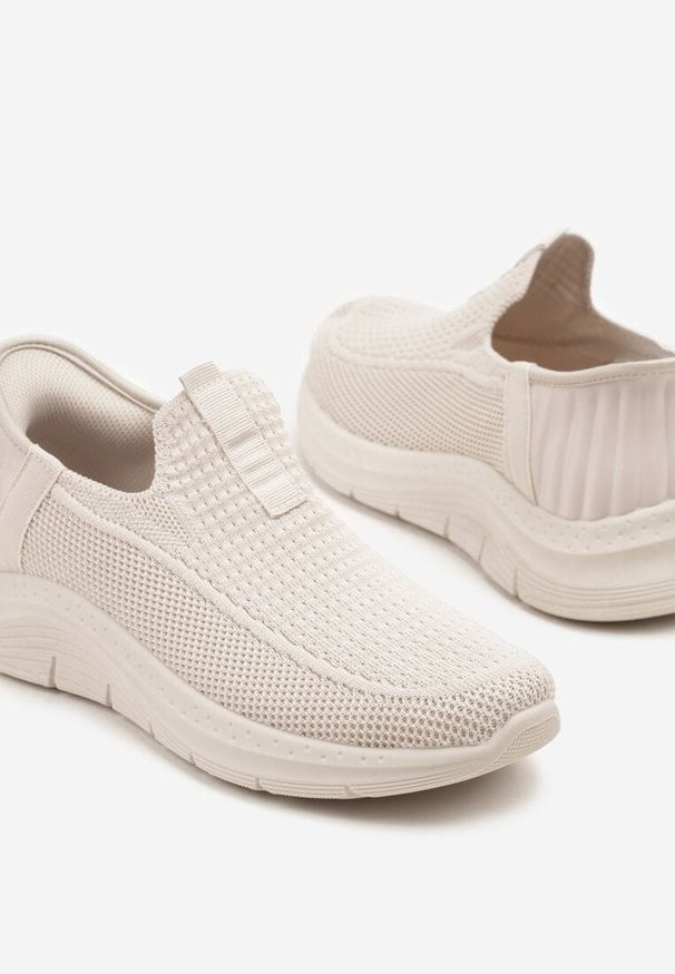 Born2be - Jasnobeżowe Wsuwane Buty Sportowe Sneakersy na Tłoczonej Podeszwie Fadema. Okazja: na co dzień. Zapięcie: bez zapięcia. Kolor: beżowy