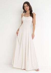Born2be - Jasnobeżowa Rozkloszowana Sukienka Maxi z Wiązanymi Ramiączkami Lisija. Kolor: beżowy. Długość rękawa: na ramiączkach. Styl: elegancki. Długość: maxi