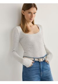 Reserved - Dzianinowe body z wiskozą - jasnoszary. Kolor: szary. Materiał: wiskoza, dzianina #1