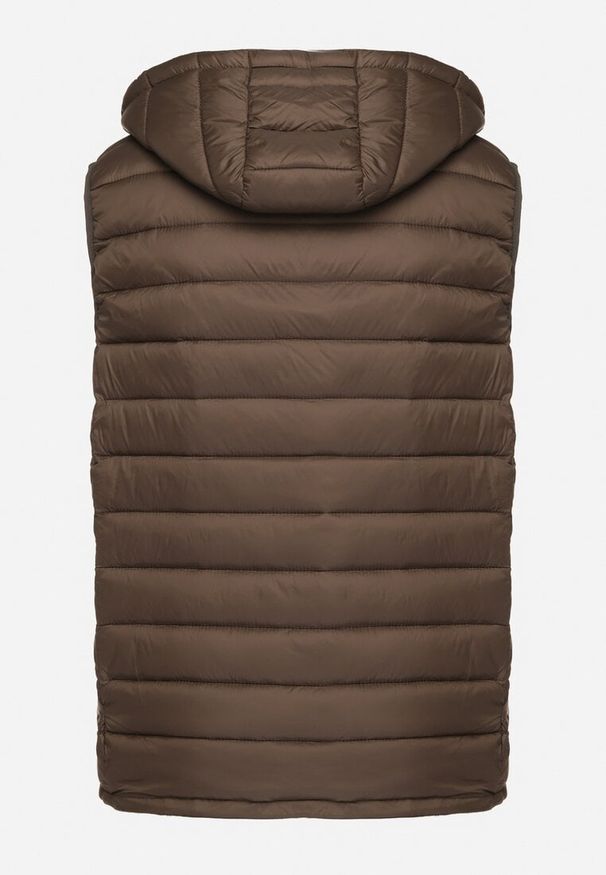 Born2be - Ciemnozielona Kamizelka z Odpinanym Kapturem Pikowana ze Ściągaczami Wodoodporna Migiel. Okazja: na co dzień. Kolor: zielony. Materiał: jeans. Styl: elegancki, casual
