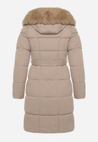 Born2be - Beżowa Pikowana Kurtka z Kapturem z Futrem i Wiązanym Paskiem Mevinatia. Okazja: na co dzień. Typ kołnierza: kaptur. Kolekcja: plus size. Kolor: beżowy. Materiał: futro. Styl: casual, klasyczny #2