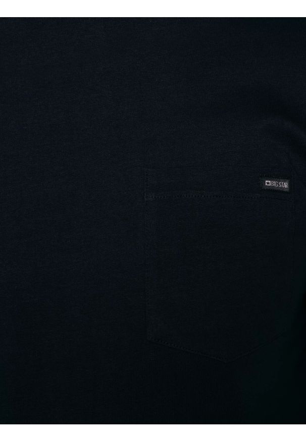 Big-Star - Koszulka męska z kieszonką granatowa Carbon 403. Okazja: na co dzień, do pracy, na spacer. Kolor: niebieski. Materiał: bawełna. Długość rękawa: krótki rękaw. Długość: krótkie. Wzór: aplikacja. Styl: klasyczny, casual